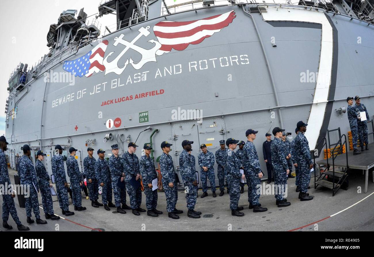 MAYPORT, Fla (Nov. 23, 2016) - Neu - gefördert Matrosen bereiten Hände mit Kapitän James Midkiff zu schütteln, kommandierender Offizier der Amphibisches Schiff USS Iwo Jima (LHD7), während einer Zeremonie am frocking Flight Deck des Schiffes. Iwo Jima vor Kurzem kehrte zu ihrem Heimathafen in Veteranen Woche nach New York City 2016 Teilnehmenden der Service für alle unsere Nation Veteranen zu ehren. Stockfoto