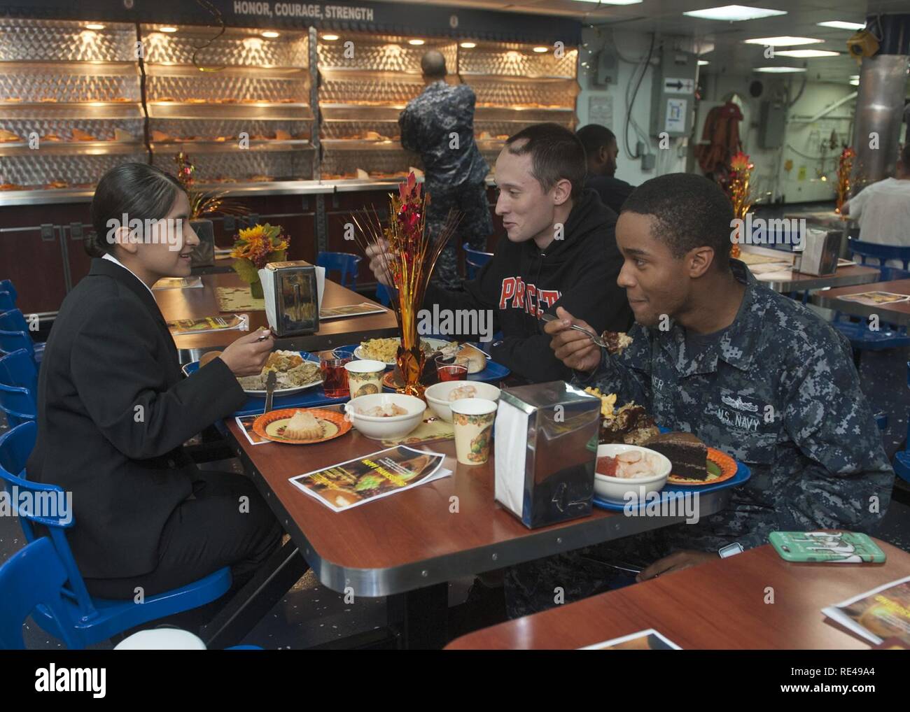 SAN DIEGO (Nov. 24, 2016) Matrosen an Bord amphibisches Schiff USS Boxer (LHD4) eine spezielle Mahlzeit unter Beachtung der Thanksgiving auf das Chaos Decks genießen. Boxer ist derzeit pierside in San Diego die Vorbereitung für eine stufenweise Instandhaltung Verfügbarkeit. Stockfoto