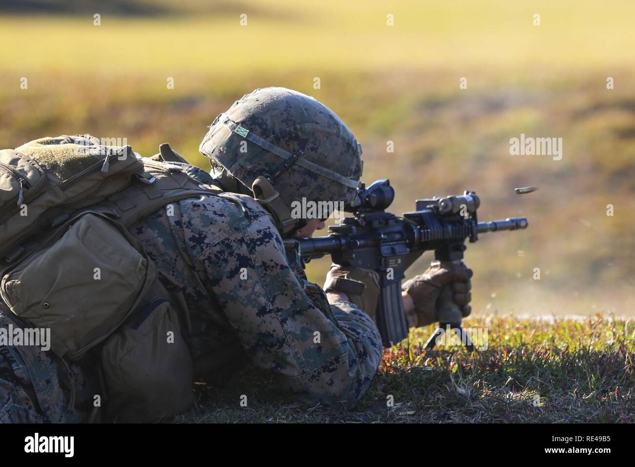 Lance Cpl. Derek Perez-Pantoja Brände eine M4 Carbine Gewehr während einer Übung in Camp Lejeune, N.C., 16.November 2016. Die Marines praktiziert Squad- Bewegungen, um die Bereitschaft für ihre bevorstehenden integrierte Ausbildung Übung in der Marine Corps Air Ground Combat Training Center in Twentynine Palms, Kalifornien. Perez-Pantoja ist ein rifleman mit 1St Battalion, 14th Marine Regiment. Stockfoto