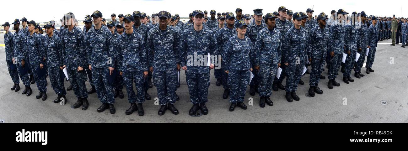 MAYPORT, Fla (Nov. 23, 2016) - Segler stehen zu frocked zu den neu ernannten paygrades vor einem frocking Zeremonie an Bord der Flight Deck der Amphibisches Schiff USS Iwo Jima (LHD 7). Iwo Jima vor Kurzem kehrte zu ihrem Heimathafen in Veteranen Woche nach New York City 2016 Teilnehmenden der Service für alle unsere Nation Veteranen zu ehren. Stockfoto