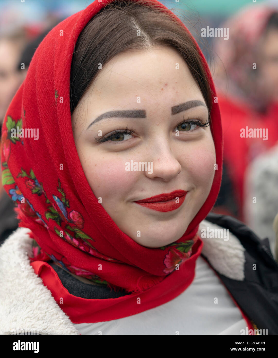 Russisches Mädchen, das Bilder datiert