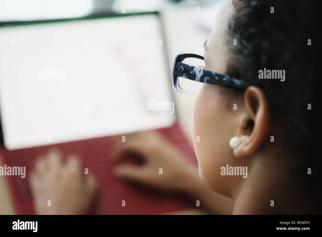 Business Woman Arbeiter und PC-Monitor Bildschirm mit Diagrammen Stockfoto