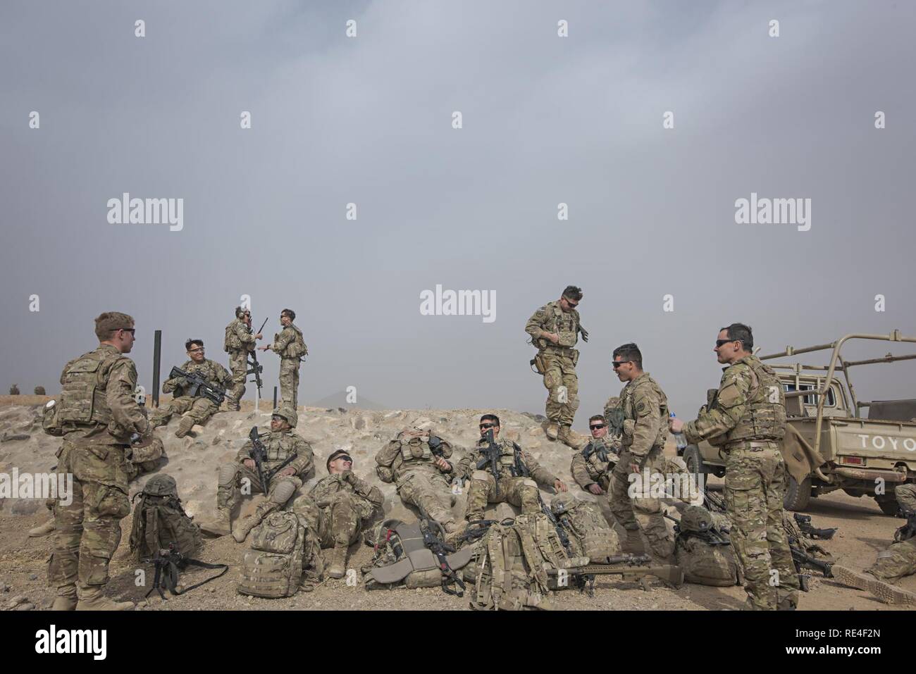 Mitglieder der Lage Platoon, 1 Staffel, 3.Kavallerie Regiments, und Tech. Sgt. Jeremy Rarang, 817Th Expeditionary Air Support Operations Squadron gemeinsame Endgerät angreifen Controller, Witz zusammen nach dem Training November 21, 2016 Forward Operating Base Dahlke, Afghanistan. JTACs direkte Flugzeuge für den Einsatz während der luftnahunterstützung und offensive Operationen aus der Stellung für Vorwärtsfahrt. Stockfoto