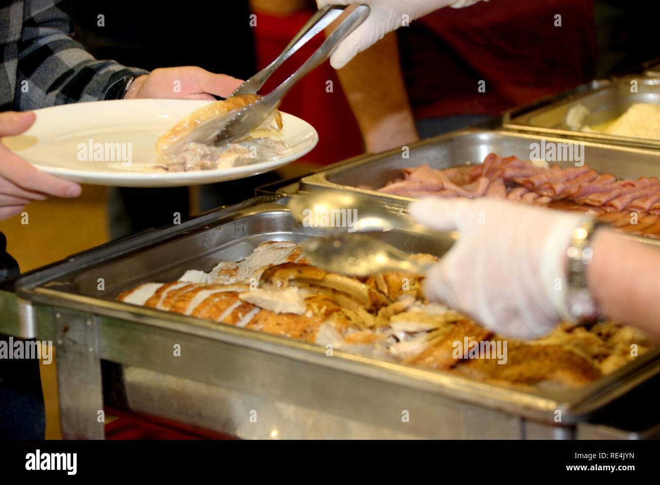 Ein Marine ist die Türkei während der jährliche Thanksgiving die einzigen Marine Programm Abendessen in der Marine Corps Air Station Cherry Point, N.C., Nov. 24, 2016 serviert. Die Cherry Point Offiziere des Ehepartners Verein und Mannschaften Ehegatten Club der WAB Cherry Point Sponsoren der Veranstaltung, die über sechs verteilt - hundert Platten von Essen. Freiwillige Helfer aus dem Marine Corps Community Services und das Marine Corps League diente Marines und ihren Familienangehörigen eine vollständige Mahlzeit und Desserts. (Marine Corps Stockfoto