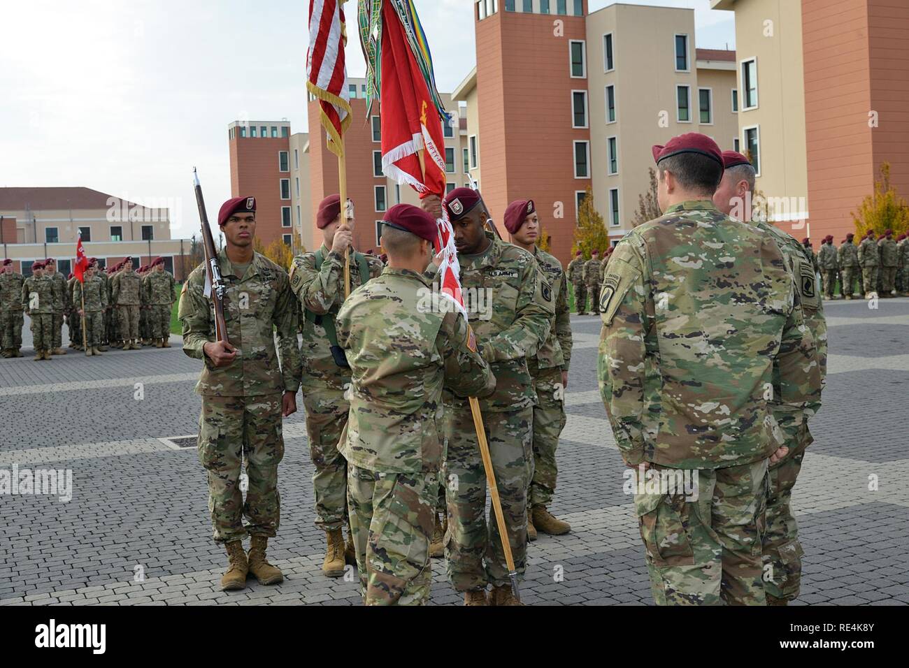 Sgt. 1. Klasse Marquis Walker, Mitte, erhält die Flagge von Command Sgt. Maj. Delfin J. Romani, Links, eingehenden Befehl Sgt. Maj. der Feuerwehr 54th Engineer Battalion, November 23, 2016, während eine Änderung der Verantwortung Zeremonie an Caserma Del Din in Vicenza, Italien. Die 173Rd Airborne Brigade in Vicenza, Italien, ist die Armee Contingency Response Force in Europa, und ist in der Lage, Kräfte projizieren die vollständige Palette von militärischen Operationen über den Vereinigten Staat in Europa, Zentral- und Südafrika Befehle Verantwortungsbereiche zu führen. Stockfoto