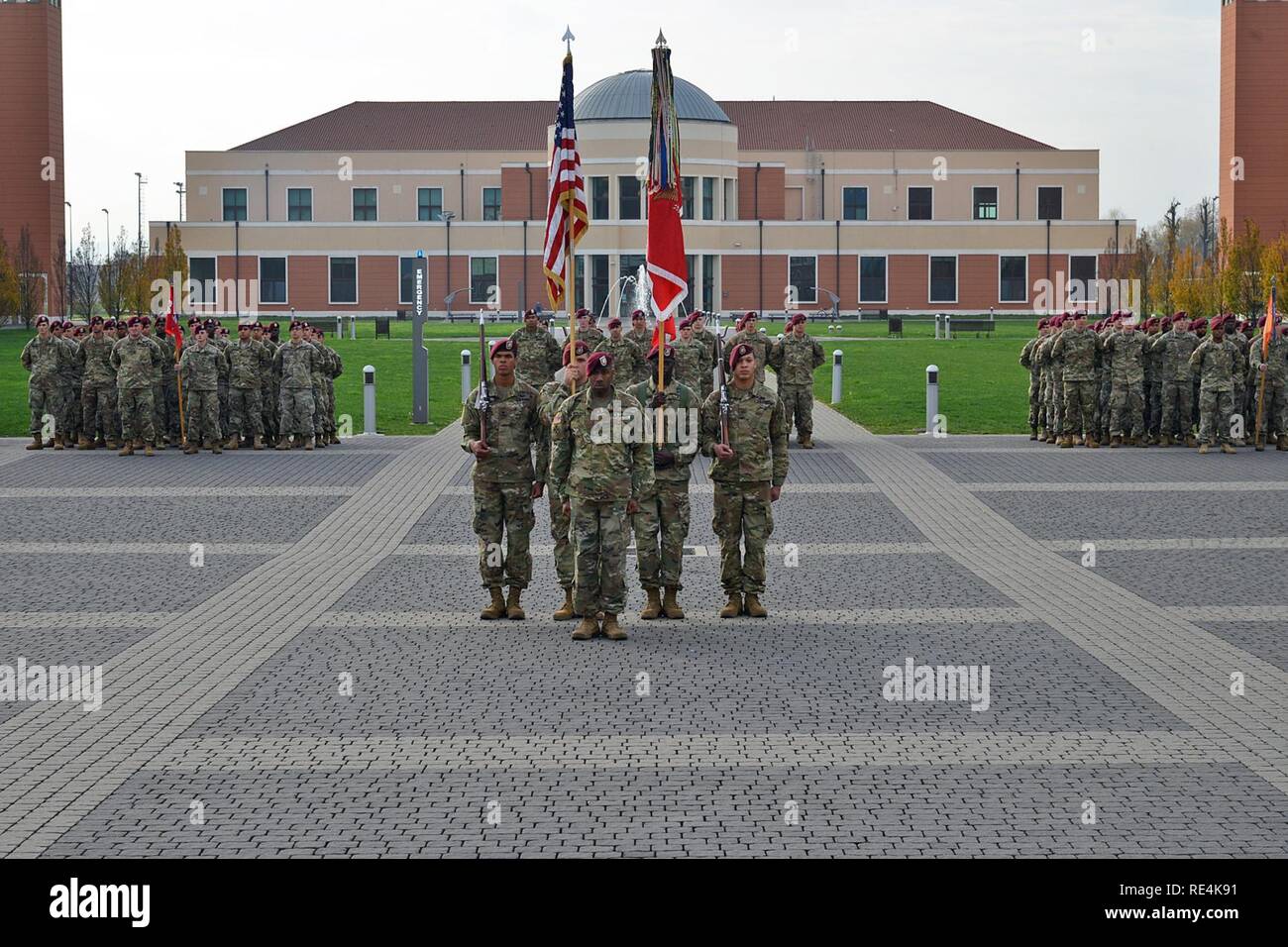 1. Sgt. Andrew R. Bonney, 54th Brigade Ingenieur Bataillon erste Sergeant, während ein Wechsel der Verantwortung Zeremonie an Caserma Del Din in Vicenza, Italien, November 23, 2016. Die 173Rd Airborne Brigade in Vicenza, Italien, ist die Armee Contingency Response Force in Europa, und ist in der Lage, Kräfte projizieren die vollständige Palette von militärischen Operationen über den Vereinigten Staat in Europa, Zentral- und Südafrika Befehle Verantwortungsbereiche zu führen. Stockfoto