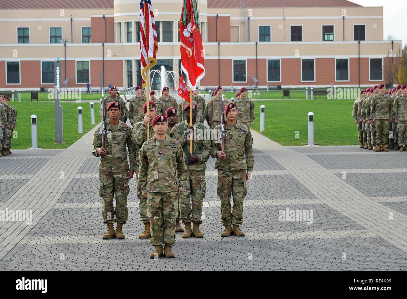 Eingehende Befehl Sgt. Maj. Delfin J. Romani, 54th Brigade Ingenieur Bataillon, übernimmt das Kommando über die Truppen, November 23, 2016, während eine Änderung der Verantwortung Zeremonie an Caserma Del Din in Vicenza, Italien. Die 173Rd Airborne Brigade in Vicenza, Italien, ist die Armee Contingency Response Force in Europa, und ist in der Lage, Kräfte projizieren die vollständige Palette von militärischen Operationen über den Vereinigten Staat in Europa, Zentral- und Südafrika Befehle Verantwortungsbereiche zu führen. Stockfoto