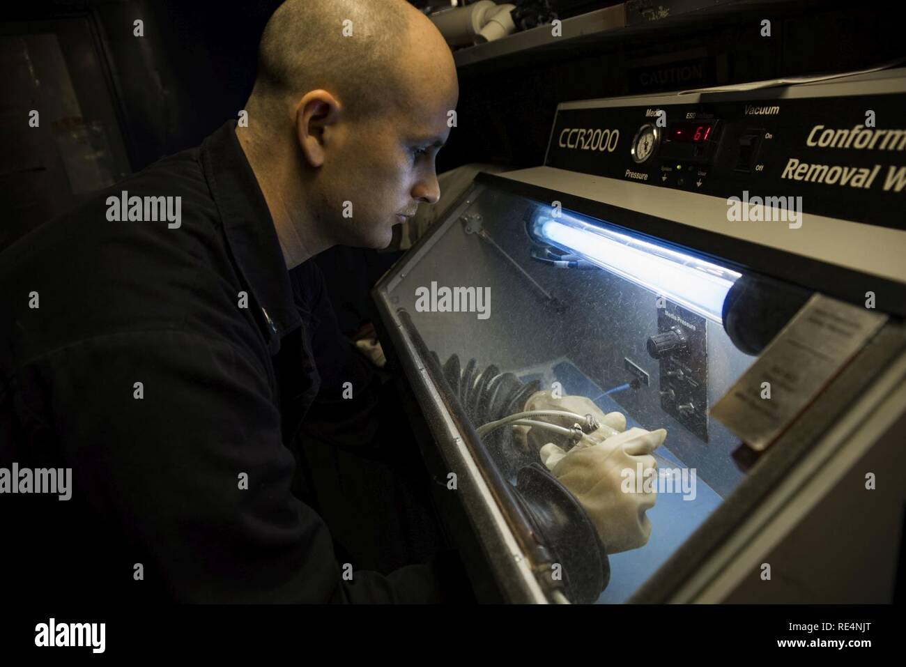 ARABIAN GULF (Nov. 25, 2016) Petty Officer 2nd class David Phillips, verwendet eine Conformal Coating Ausbau workstation Avionik im Micro zu reparieren - mini Werkstatt der Flugzeugträger USS Dwight D. Eisenhower (CVN 69) (IKE). Phillips serviert an Bord Ike als Agentur für Electronic Technician und hilft, Prüfung, Reparatur und Wartung von Flugzeugen der Avionik. Ike und Ihre Carrier Strike Group sind zur Unterstützung der Operation inhärenten Lösen, Maritime Security Operations und Theater Sicherheit Zusammenarbeit in den USA 5 Flotte Bereich der Operationen eingesetzt. Stockfoto