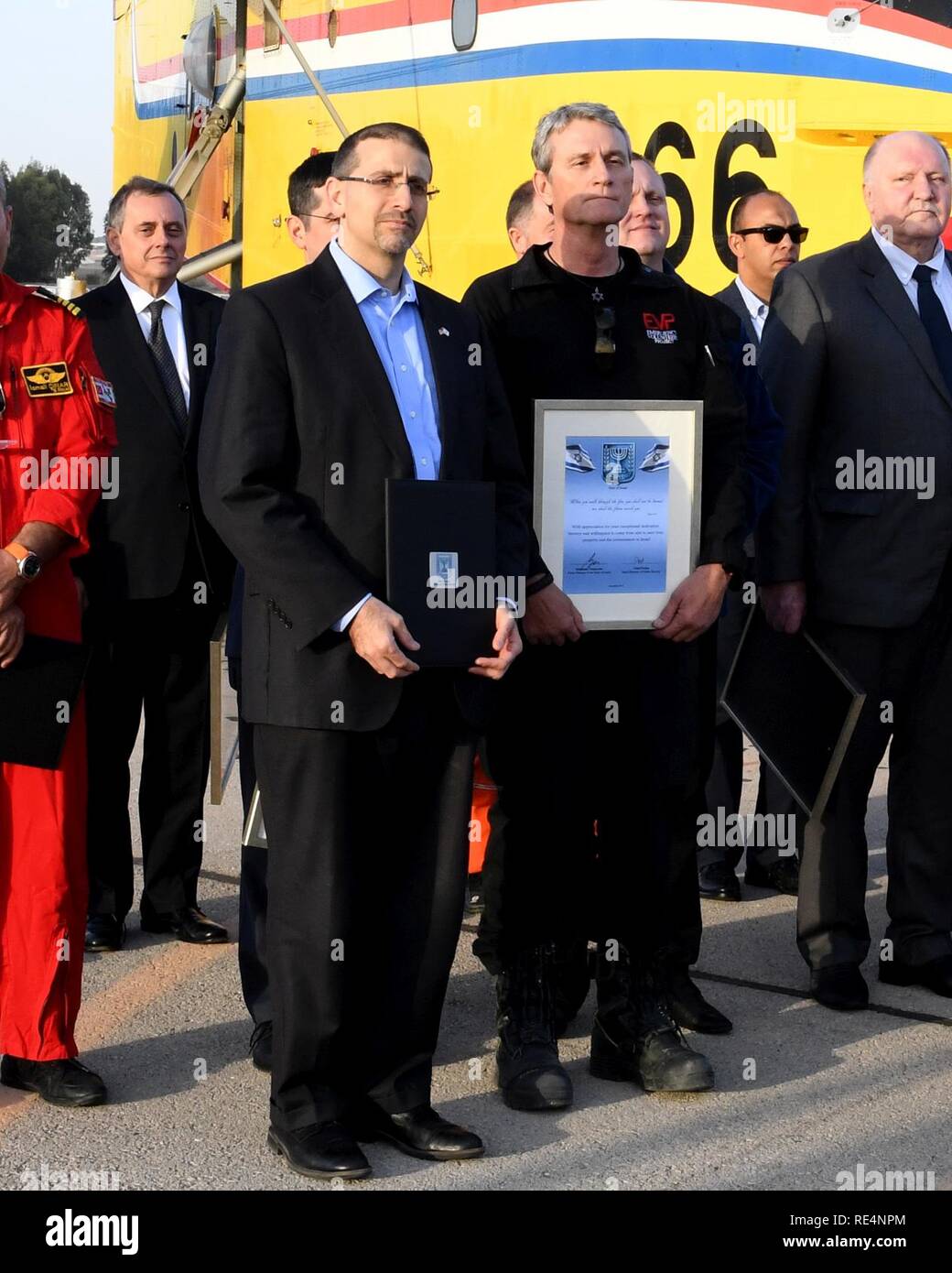 Eine Gruppe von 39 amerikanischen Feuerwehrleute eingesetzt, um Israel während des Thanksgiving Wochenende ihre israelischen Brandbekämpfung Brüder Schlacht massive Waldbrände, die in ganz Israel geführt, um zu helfen. Am 29. November, die israelische Regierung gab Zertifikate der Wertschätzung an die Feuerwehrmänner aus mehreren Nationen, darunter die Vereinigten Staaten, der gekommen ist, während einer Zeit der Notwendigkeit zu Israels helfen. Us-Botschafter in Israel, Dan Shapiro zu Hazor Air Base in der Nähe von Tel Aviv kam persönlich danken, die freiwilligen Helfer, die alle Mitglieder der Not Volunteer Projekt (EVP), ein US-israelische freiwillige Organisation desi Stockfoto