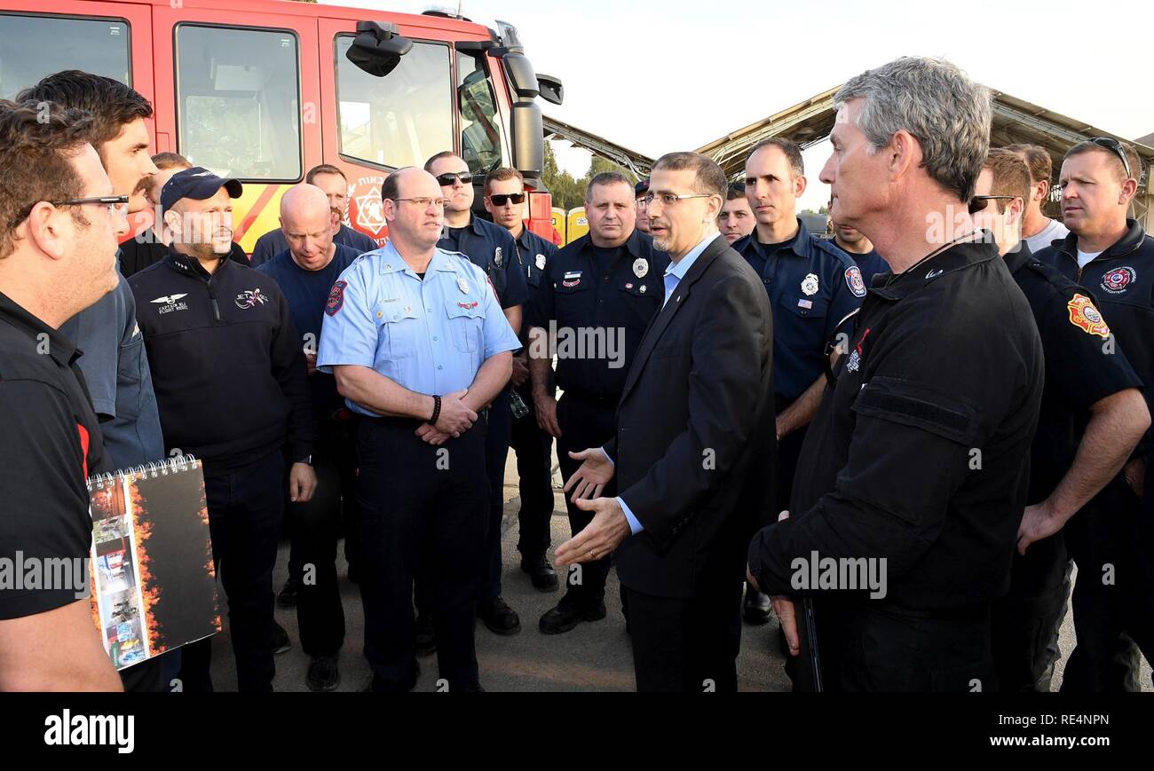 Eine Gruppe von 39 amerikanischen Feuerwehrleute eingesetzt, um Israel während des Thanksgiving Wochenende ihre israelischen Brandbekämpfung Brüder Schlacht massive Waldbrände, die in ganz Israel geführt, um zu helfen. Am 29. November, die israelische Regierung gab Zertifikate der Wertschätzung an die Feuerwehrmänner aus mehreren Nationen, darunter die Vereinigten Staaten, der gekommen ist, während einer Zeit der Notwendigkeit zu Israels helfen. Us-Botschafter in Israel, Dan Shapiro zu Hazor Air Base in der Nähe von Tel Aviv kam persönlich danken, die freiwilligen Helfer, die alle Mitglieder der Not Volunteer Projekt (EVP), ein US-israelische freiwillige Organisation desi Stockfoto