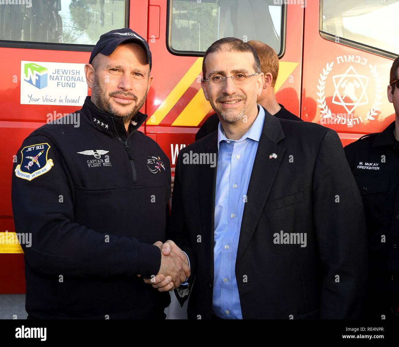 Eine Gruppe von 39 amerikanischen Feuerwehrleute eingesetzt, um Israel während des Thanksgiving Wochenende ihre israelischen Brandbekämpfung Brüder Schlacht massive Waldbrände, die in ganz Israel geführt, um zu helfen. Am 29. November, die israelische Regierung gab Zertifikate der Wertschätzung an die Feuerwehrmänner aus mehreren Nationen, darunter die Vereinigten Staaten, der gekommen ist, während einer Zeit der Notwendigkeit zu Israels helfen. Us-Botschafter in Israel, Dan Shapiro zu Hazor Air Base in der Nähe von Tel Aviv kam persönlich danken, die freiwilligen Helfer, die alle Mitglieder der Not Volunteer Projekt (EVP), ein US-israelische freiwillige Organisation desi Stockfoto