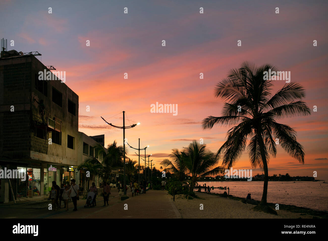 Küsten Boulevard mit Menschen zu Fuß nach Sonnenuntergang. Die Insel San Andrés, Kolumbien. Okt 2018 Stockfoto