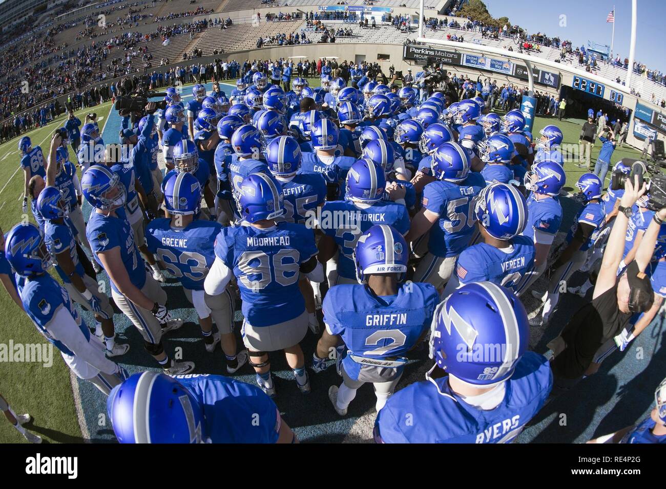 Die Air Force Falcons Unordnung, bevor Sie auf der Boise State Broncos an der US Air Force Academy's Falcon Stadion in Colorado Springs, Colorado, Nov. 25, 2016. Luftwaffe beat Nr. 19 Boise State 27-20, ending Angebot die Broncos" für den Titel. Die Falken sind in ihrer neunten Schüsselspiel, da Trainer Troy Calhoun 2007 nahm. Stockfoto