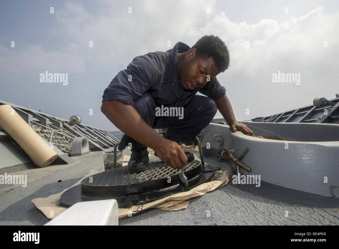 Golf von Aden (Nov. 28, 2016) Seaman Jeremy Hartman, von Chicago, malt die hawse Rohr Abdeckung an Bord der geführte-missile Cruiser USS San Jacinto (CG56). Hartman serviert an Bord der San Jacinto als deck Seaman, und ist für den Betriebsablauf an Bord Konservierung, die Handhabung und Wartung. San Jacinto, eingesetzt als Teil der Eisenhower Carrier Strike Group, unterstützt Maritime Security Operations und Theater Sicherheit Zusammenarbeit in den USA 5 Flotte Bereich der Operationen. Stockfoto