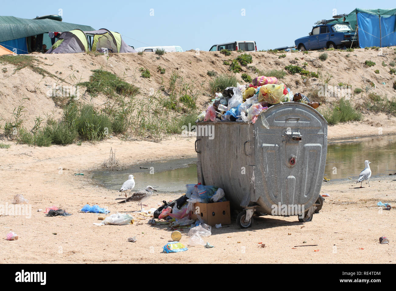 Ungereinigte Gebiet von der Rückseite des Camping an der Küste der Pfeil Arabat im Asowschen Meer. August 2018 Stockfoto