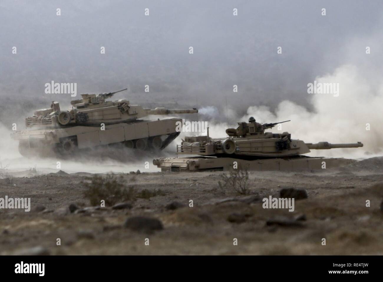 M1A2 Abrams Kampfpanzer des 3., 5. Marine Regiment, Lima, Feuer auf simulierte Ziele in der Marine Corps Air Ground Combat Center 29 Palmen, Calif 16.November 2016. Marines 3/5 sind derzeit Feldversuche Ausrüstung und Technologie aus dem Marine Corps Krieg kämpfen Lab während integrierte Ausbildung Übung 1-17, um kombinierte Waffen Proficiency in Vorbereitung für ihren Einsatz als Bodenkampf Element für die 31 Marine Expeditionary Unit nachhaltig zu verbessern und. (United States Marine Corps Stockfoto