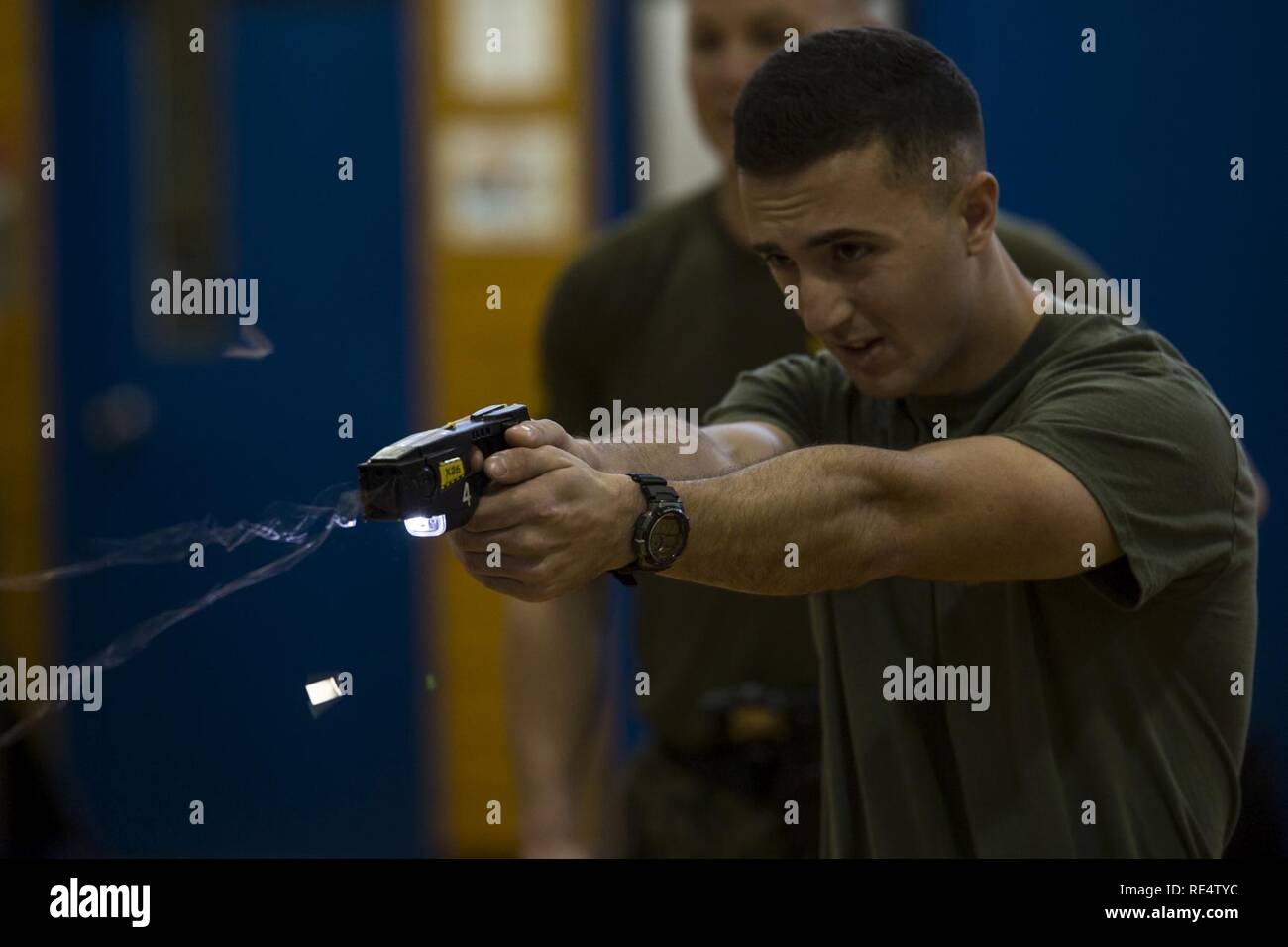 Us Marine Corps Cpl. Christian Weiß, eine Patrouille Inspektor mit der Provost Marshal Office, Brände ein X26 Taser Taser Zertifizierung während der Ausbildung bei der Marine Corps Air Station Iwakuni, Japan, November 31, 2016. Die 50.000 Volt des X26 Taser Ursachen produziert neuromuskuläre Entmündigung, wo Muskeln Vertrag des Thema und lock up, wodurch die einzelnen nicht bewegen konnte. Die Ausbildung Marines die Möglichkeit zu verstehen, wie Sie X26 Taser betreiben und die Wirksamkeit ihrer Ausrüstung erlernen. Stockfoto