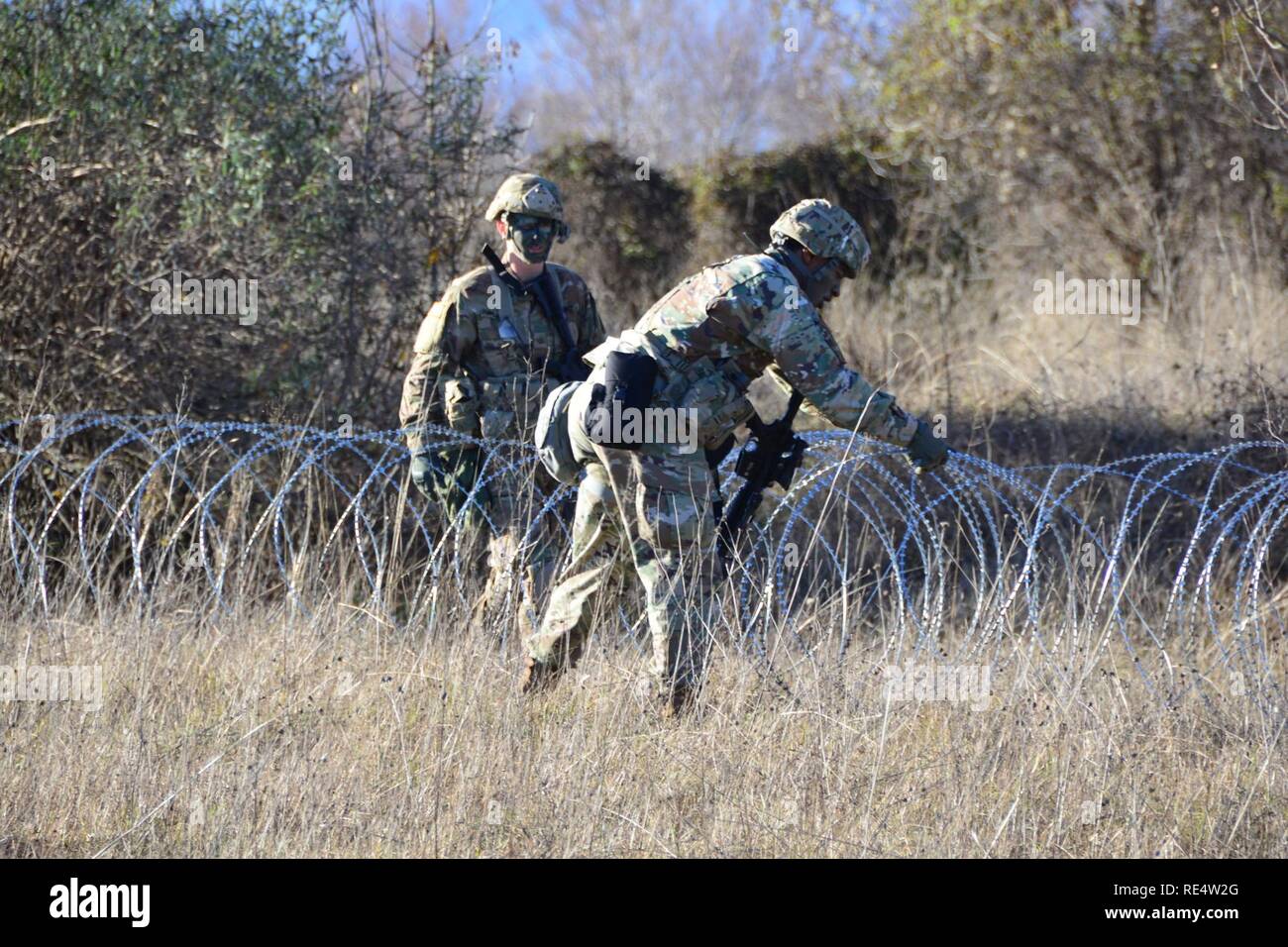 Us-Armee Fallschirmjäger zu 173Rd Airborne Brigade, BSB B.CO zugeordnet, ordnet concertina Draht um den Befehl post Bereich der operativen heasquarters in Maniago Training Area in Aviano, Italien, November 29, 2016 zu sichern. Sie werden die BANDIT FTX WOLVERINE STREIK 16 Ausbildung führen mit Unterstützung der einsetzbaren Mess System Europa oder DISE. ( Stockfoto