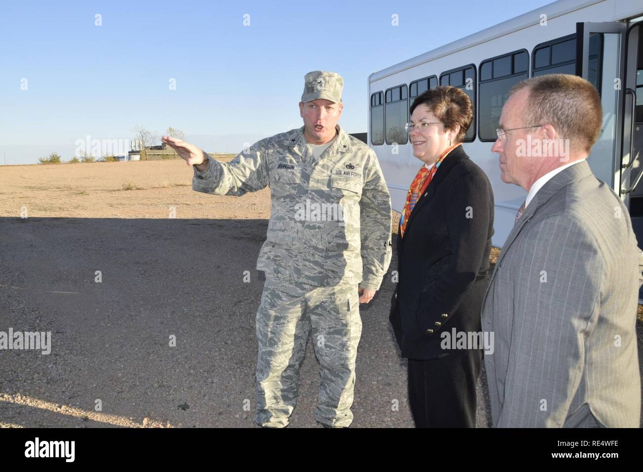 Brig. Gen. Mark Johnson, Oklahoma City Air Logistics komplexe Commander (links), weist darauf hin, Patricia M. Junge, Air Force Materiel Command executive Director (Mitte) und Jeffrey C. Allen, Luftwaffe Sustainment Center Executive Director, die Fortschritte, die auf dem KC-46A Pegasus sustainment Campus während einer Mission und Fähigkeiten immersion tour Nov. 29, 2016, Tinker Air Force Base, Okla. Die KC-46A Erhaltung Campus ist ein high-interest Element für Luftwaffe Führung und der Besuch Junge bot die Gelegenheit, die rasche Fortschritte in die zukunft haus der KC-46 zu einer Wartung zu sehen. Stockfoto