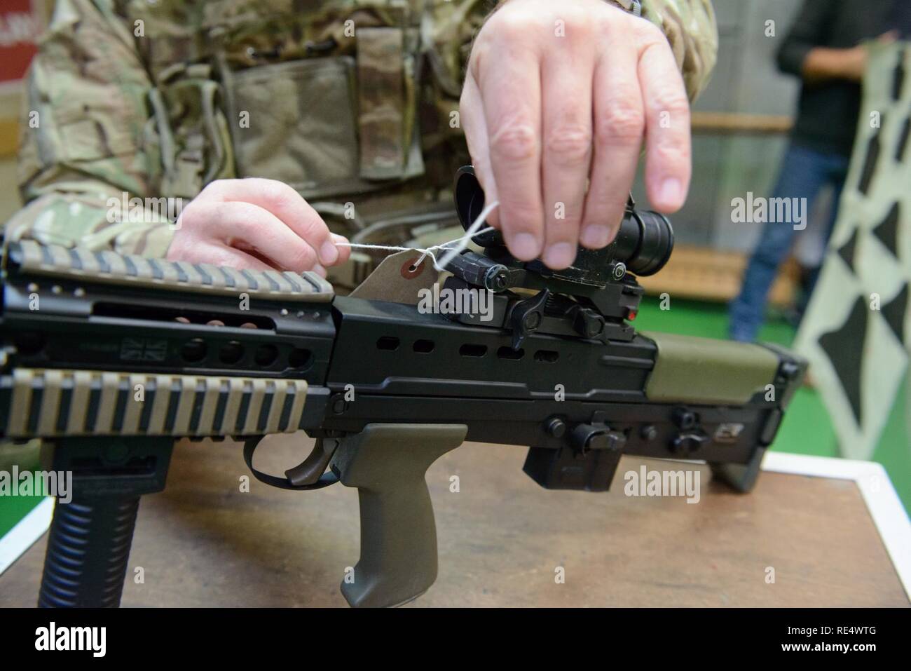 Ein Mitglied der Britischen Streitkräfte Labels die L 85 A2 Gewehr, die er an der Schulung Support Center Benelux 25 auf Null Meter Reichweite im Innenbereich, auf chièvres Air Base, Belgien, November 30, 2016. Die britischen Truppen unter Aufsicht der britischen Joint European Training Team ausgebildet. Stockfoto