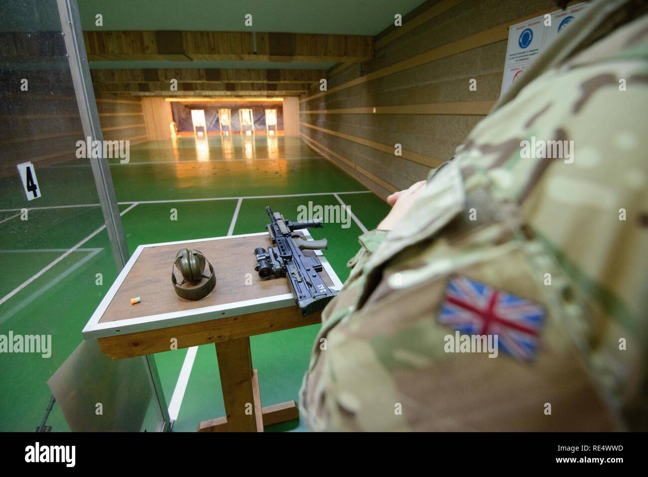 Blick von der Hörfähigkeit Schutz und ein L 85 A2 Gewehr an der Schulung Support Center Benelux 25 m Reichweite im Innenbereich, auf chièvres Air Base, Belgien, November 30, 2016. Die britischen Truppen unter Aufsicht der britischen Joint European Training Team ausgebildet. Stockfoto