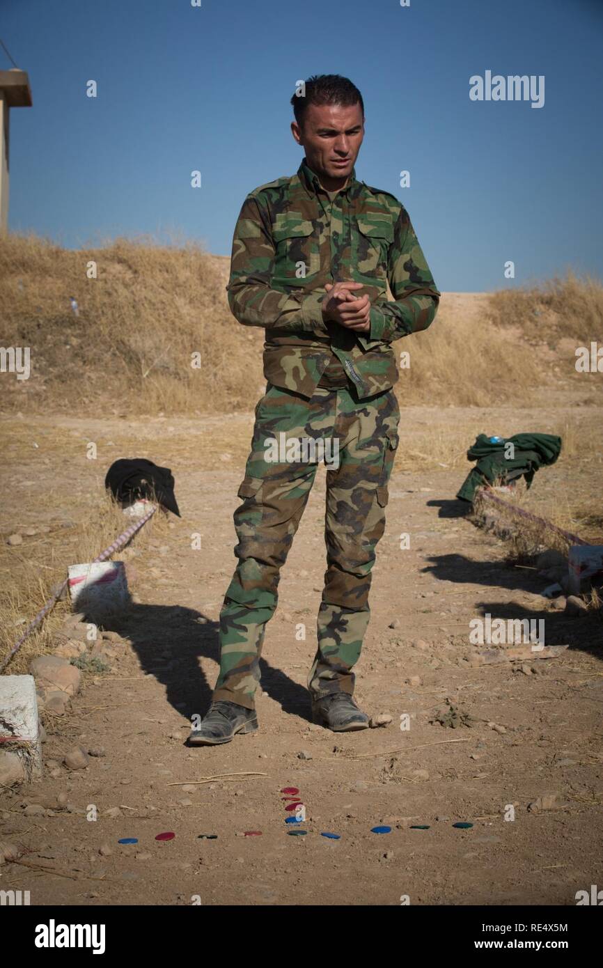 Ein peshmerga Soldat lehrt Sie Markierungen möglich zu bedeuten Improvised Explosive Devices während des Pilotprogramms der Instructor Development Course, Bnaslawa, Irak, Nov. 29, 2016. Der Kurs lehrt Peshmerga Soldaten wirksam Lehren - Methoden autark Anweisung zu aktivieren. Durch Aktivieren der Peshmerga Sicherheitskräfte durch beraten und unterstützen, und der Aufbau der Kapazitäten Missionen, die Combined Joint Task Force - Betrieb die Lösung der globalen Koalition unterstützt die Regierung des Irak dazu auf, die Voraussetzungen für die Niederlage ISIL im Irak und in Syrien. Stockfoto