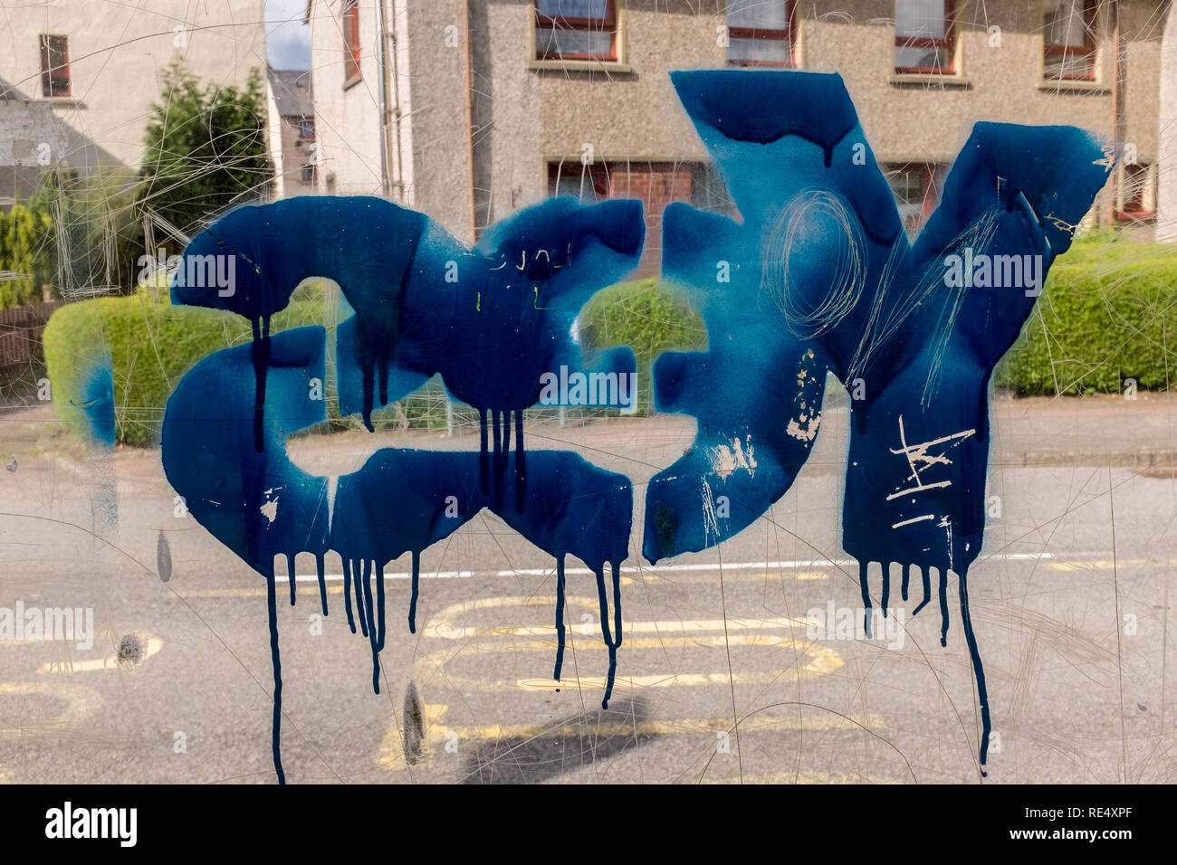Schottische Referendum ein Ja graffiti Sprühen Bushaltestelle Fenster gemalt, gesehen von Innen. Claggan Fort William Lochaber Highlands Schottland Großbritannien Stockfoto