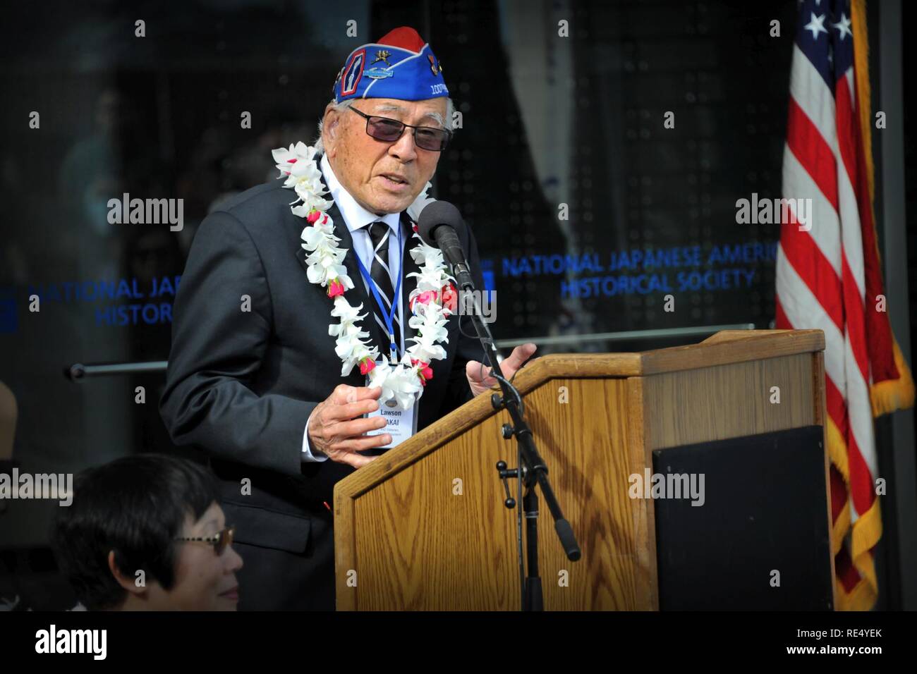 Foto 6 - Lawson Sakai, ein Veteran der 442Nd Regimental Combat Team, spricht während der Zeremonie der Nationalen Japanischen American Historical Society Nisei Veteranen im Presidio von San Francisco Nov. 12 zu Ehren, Kennzeichnung der 75. Jahrestag der Gründung des Militärischen Nachrichtendienstes in einem verlassenen Hangar auf Crissy Field at the Presidio von San Francisco. Heute, das Hangar ist die Heimat des Militärischen Nachrichtendienstes historischen Learning Center, die Hommage an Nisei Soldaten des Zweiten Weltkrieges zahlt Stockfoto