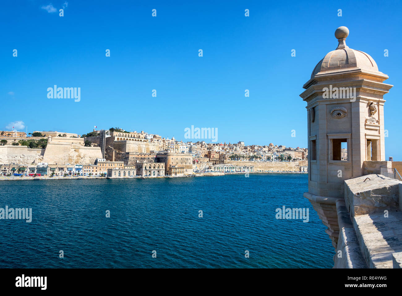 Blick auf den Grand Harbour von Valletta und Gardjola Gärten in Senglea, Malta gesehen Stockfoto