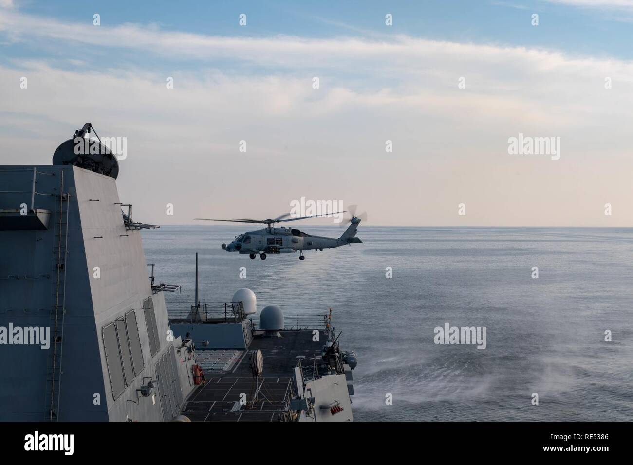 Einem MH-60R Sea Hawk, Hubschrauber Maritime Strike Squadron (HSM) 71, weg von der Flight Deck der geführten Anti-raketen-Zerstörer USS Stockdale (DDG106) in den Golf von Oman, Jan. 2, 2019 zugeordnet. Die Stockdale ist in die USA 5 Flotte Bereich der Maßnahmen zur Unterstützung der Marine im Einsatz für die Stabilität und Sicherheit in der Region zu gewährleisten und verbindet das Mittelmeer und den Pazifischen Raum durch den westlichen Indischen Ozean und drei strategischen Punkten ersticken. Stockfoto