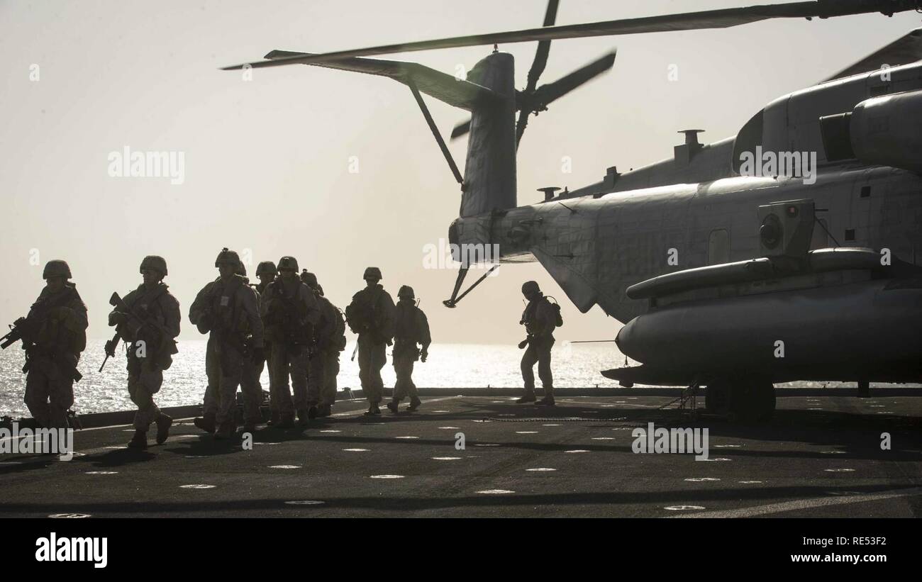 ARABIAN SEA - US-Marines mit Lima Company, Bataillon Landung Team 3/1, 13 Marine Expeditionary Unit (MEU), entlasten Sie von einem CH-53E Super Stallion mit Marine Medium Tiltrotor Squadron 166 verstärkt, 13. MEU, an Bord der Whidbey Island-Klasse dock Landung Schiff USS Rushmore (LSD 47), Jan. 5, 2019. Das Essex Amphibious Ready Gruppe und dem 13 MEU sind in die USA 5 Flotte Bereich der Maßnahmen zur Unterstützung der Marine im Einsatz für die Stabilität und Sicherheit in der Region zu gewährleisten und verbindet das Mittelmeer und den Pazifischen Raum durch den westlichen Indischen Ozean und drei strategische Ch Stockfoto