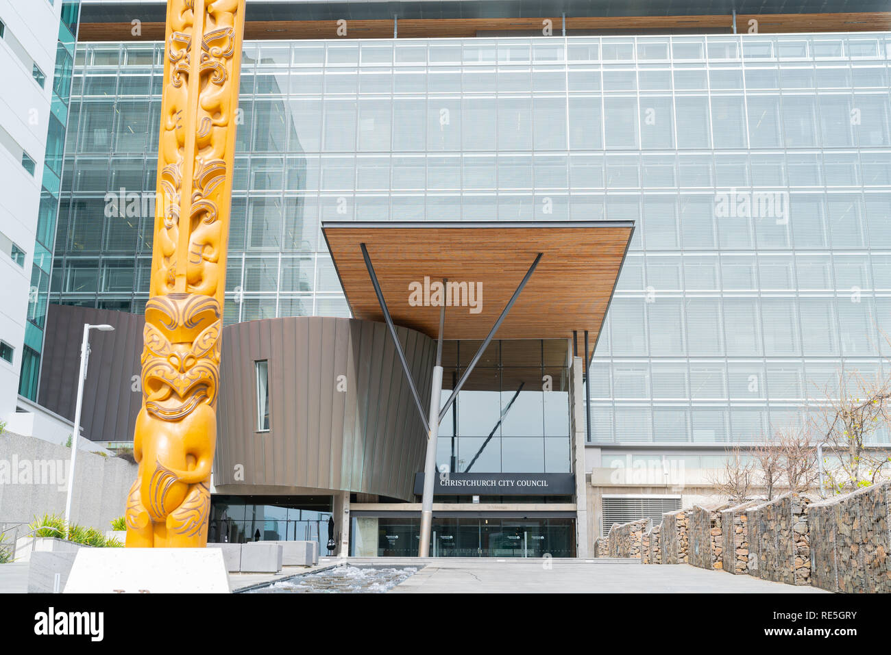 CHRISTCHURCH, NEUSEELAND - 10.Oktober 2018; Eingang und Maori geschnitzten Pfosten stehend Sentry nach Christchurch City Council Gebäude Eingang Stockfoto