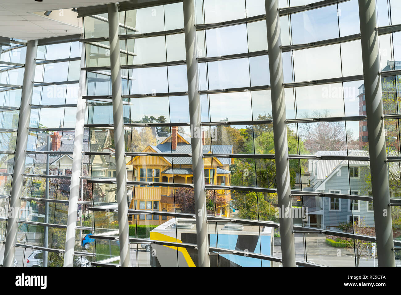 CHRISTCHURCH, NEUSEELAND - 10. Oktober 2018; gegensätzliche architektonische Stile und Epochen durch moderne Glas-Stahl-Fassade auf der anderen Straßenseite, wo Stockfoto