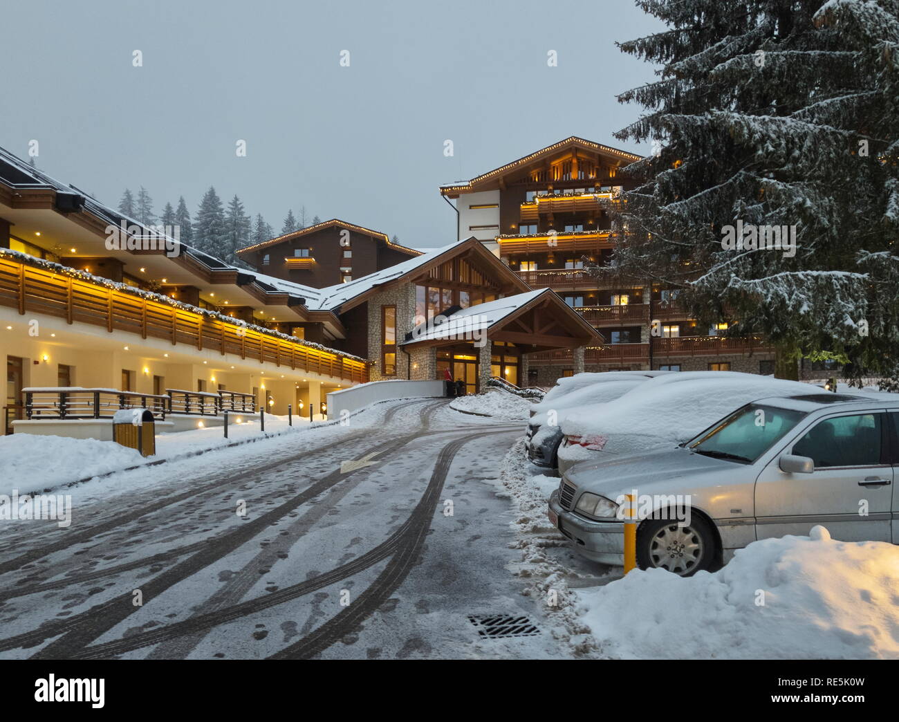 Poiana Brasov, Rumänien - Dezember 26, 2018: Snowy luxuriöse Pension mit Weihnachtsschmuck in den Abend in Poiana Brasov beleuchtet, der Mos Stockfoto