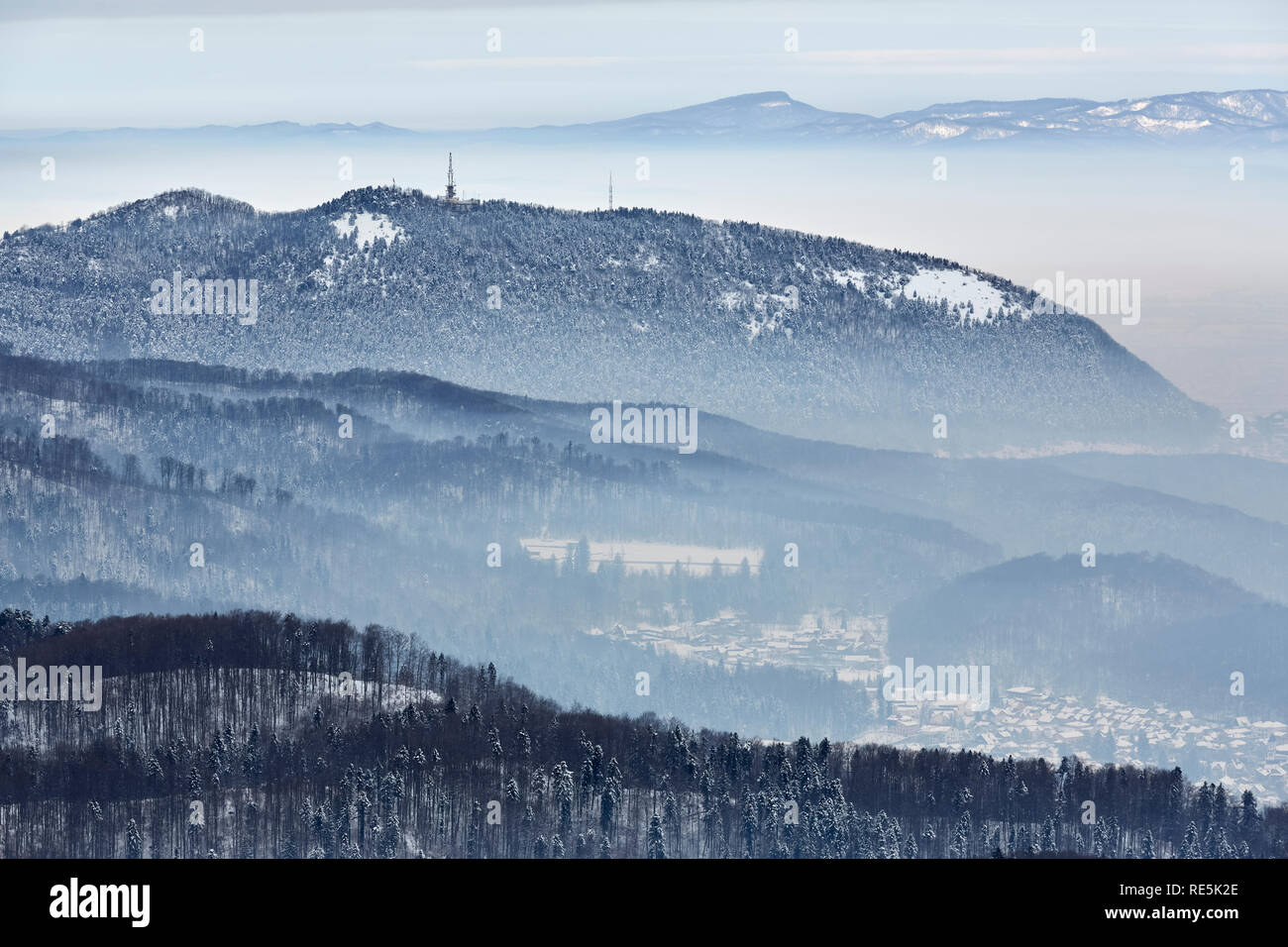 Winterlandschaft mit misty Täler an der Basis von Tampa Mountain in der Nähe von Brasov, Rumänien. Stockfoto