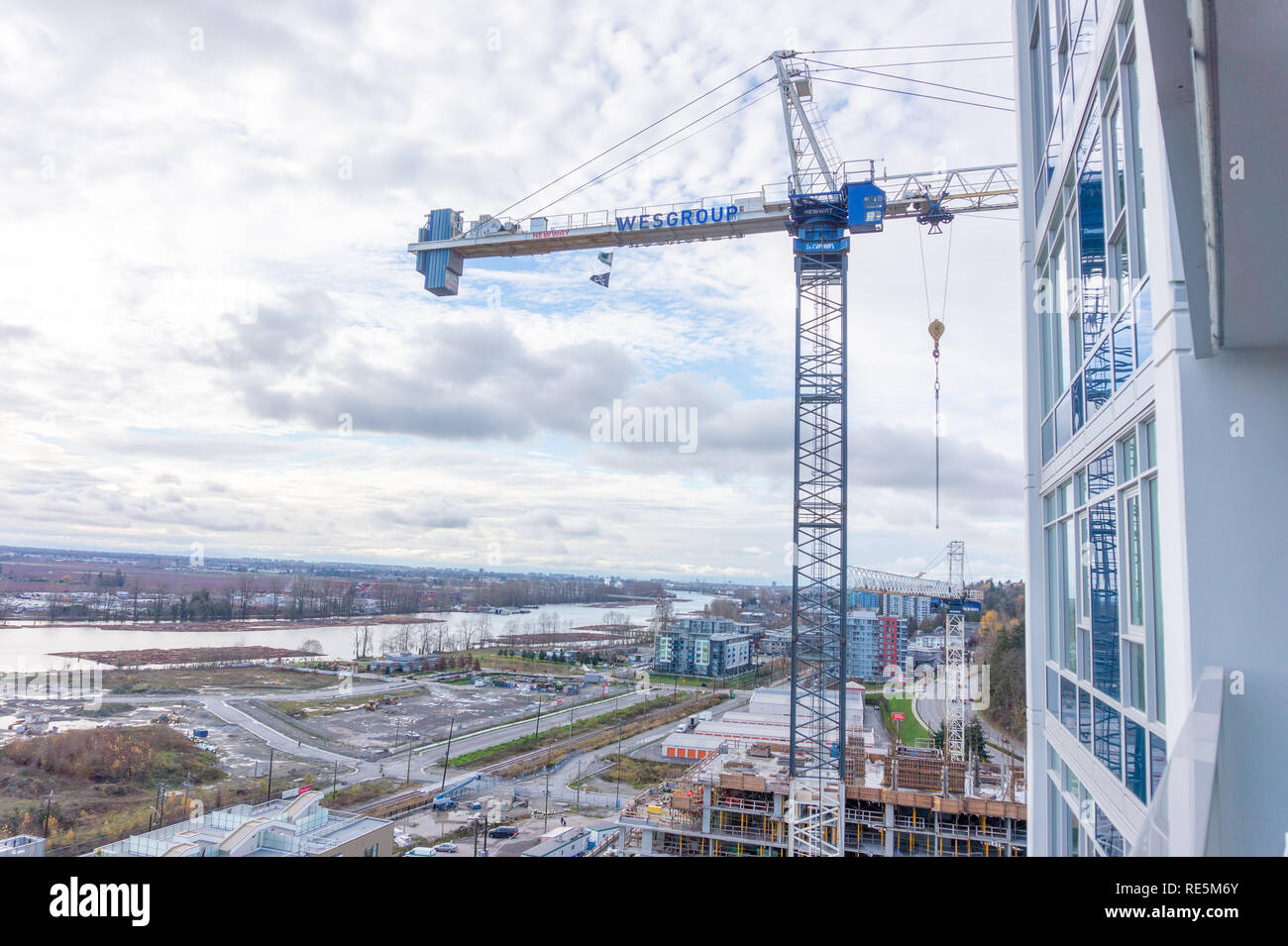 Marke wesgroup Baukran Aufzug, in Vancouver's New River District stationiert, während unter Entwicklung Stockfoto