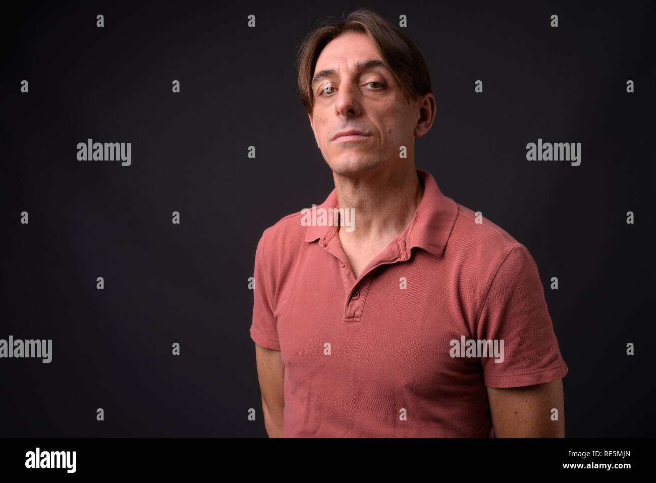 Reifen gutaussehenden italienischen Mann gegen grauer Hintergrund Stockfoto