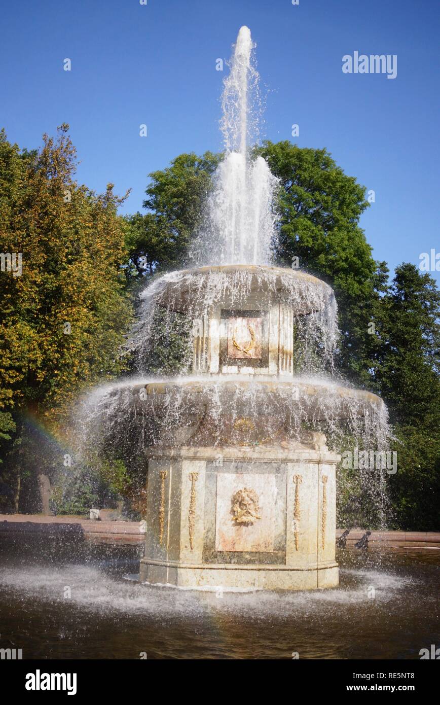 Brunnen am Schloss Peterhof St. Petersburg Stockfoto
