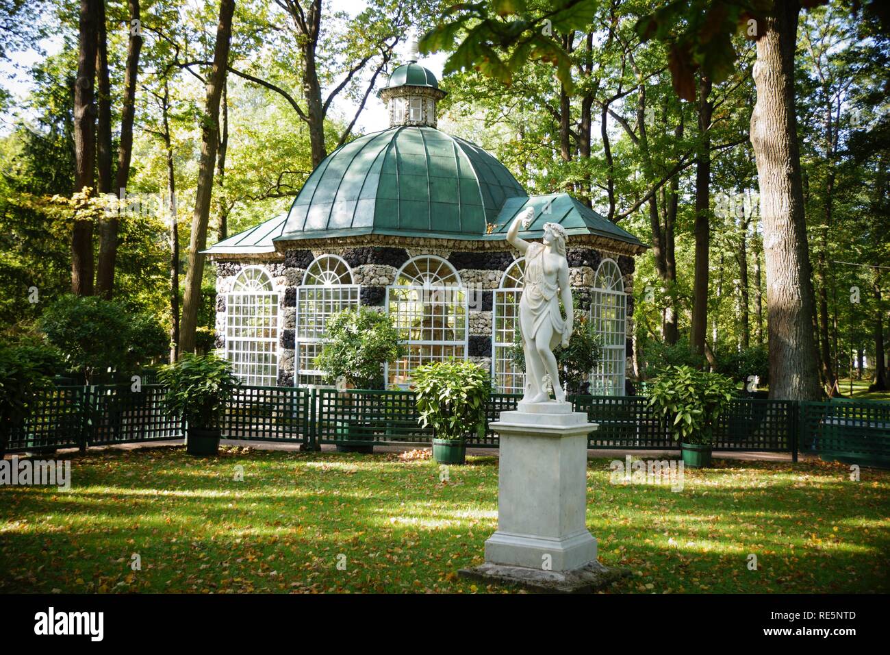 Gärten und Skulpturen in Peterhof Palace Stockfoto
