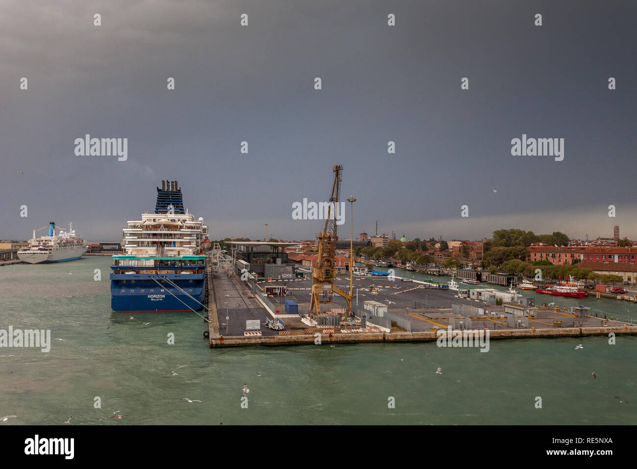 Venedig, Italien, 22. Oktober 2018: Blick auf den Hafen von Venedig, mit Kreuzfahrtschiffen bereit, sich an einem regnerischen Tag zu segeln Stockfoto