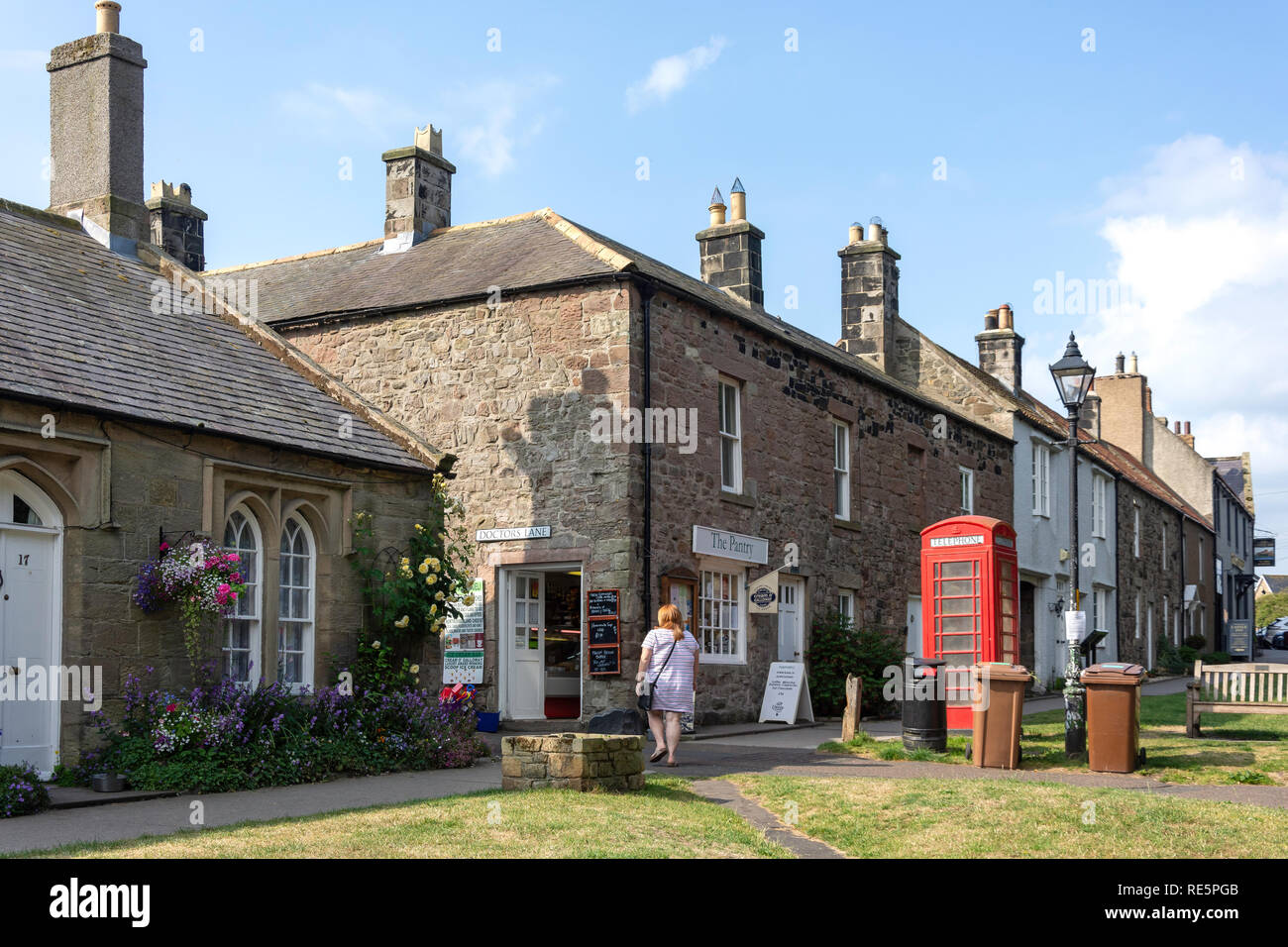 Die Pantry, Front Street, Bamburgh, Northumberland, England, Vereinigtes Königreich Stockfoto