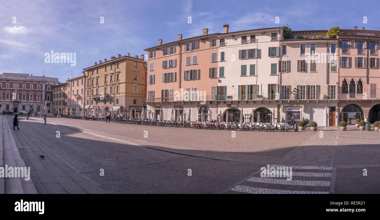 BRESCIA, ITALIEN - Januar 30: helle Winter Sonne hellt alten Fassaden auf Münster Platz der historischen Stadt, in hellen winter Licht schoss auf Jan 10, 201 Stockfoto