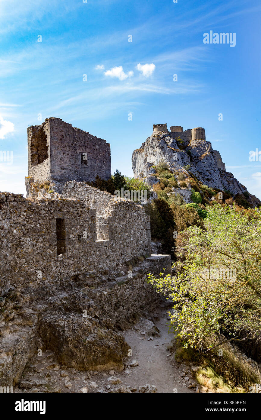 Burg Peyrepertuse in den französischen Pyrenäen Stockfoto