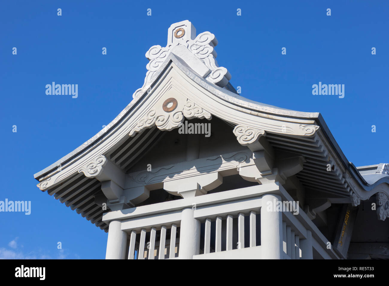 Kumamoto, Japan - November 13, 2018: Detail des Daches der Niomon Tor an folgende Sehenswürdigkeiten: Honmyo-ji Tempels wird wieder aufgebaut nach dem Erdbeben Stockfoto
