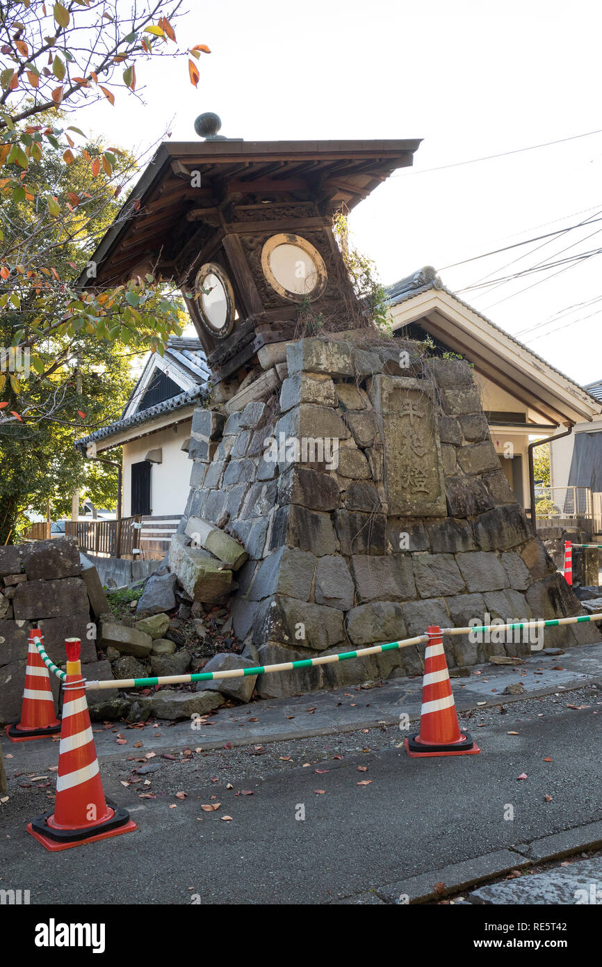Kumamoto, Japan - November 13, 2018: Gebrochene Stein Laterne an die folgende Sehenswürdigkeiten: Honmyo-ji-Tempel nach dem Erdbeben im Jahr 2016 Stockfoto