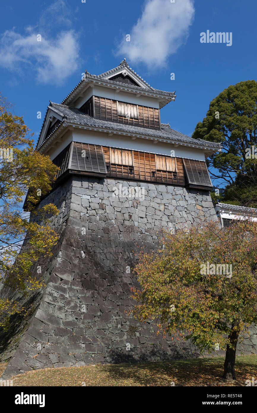 Kumamoto, Japan - 14. November 2018: Hitsuji-Saru Revolver in Kumamoto schloss nach dem Erdbeben im Herbst Stockfoto