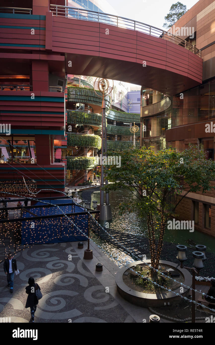Fukuoka, Japan, November 15, 2018: Canal City Hakata Fukuoka mit einem künstlichen Kanal durch läuft Stockfoto
