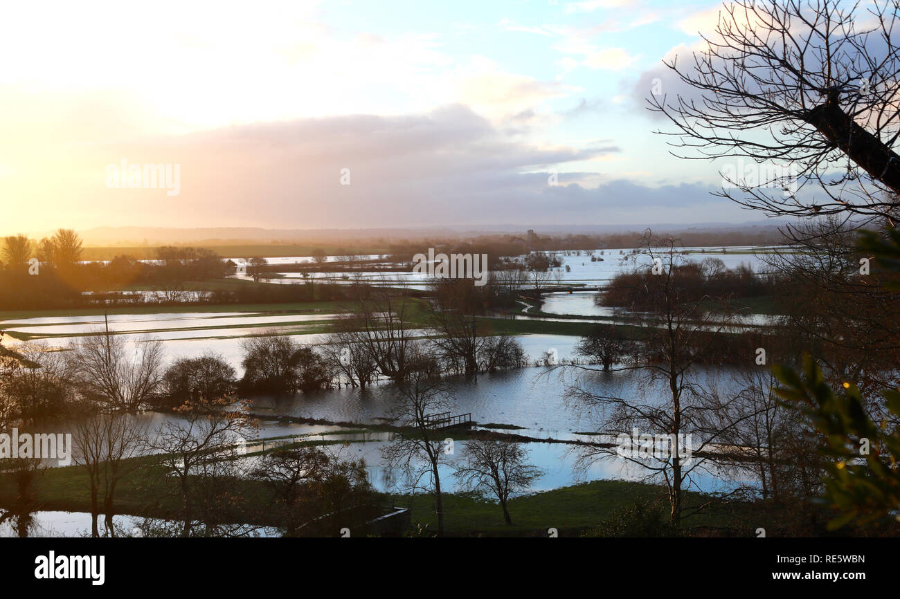 Der Somerset Levels Hochwasser in diesem Jahr zum ersten Mal rund um die Stadt von Langport und Muchelney Abbey. 2012 Muchelney wurde für 12 Tage bei Überschwemmungen vor Weihnachten ausschneiden, drehen das Dorf in eine Insel. Mit: Atmosphäre, wo: Langport, Großbritannien Wann: 20 Dec 2018 Credit: David Sims/WENN.com Stockfoto