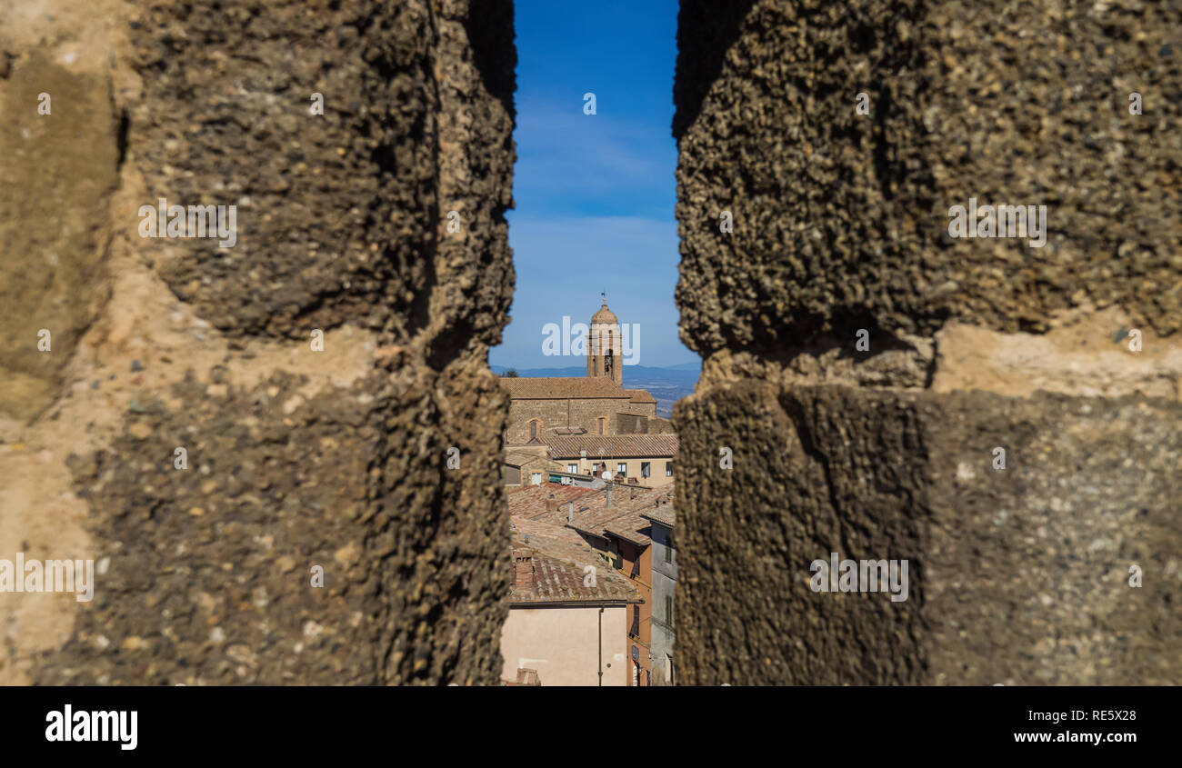 Blick auf Montalcino aus einer Lücke in der Festung. Der Palazzo dei Priori, dem Civic und Diözesanmuseum und der Landschaft von Chianti können gebessert werden. Stockfoto