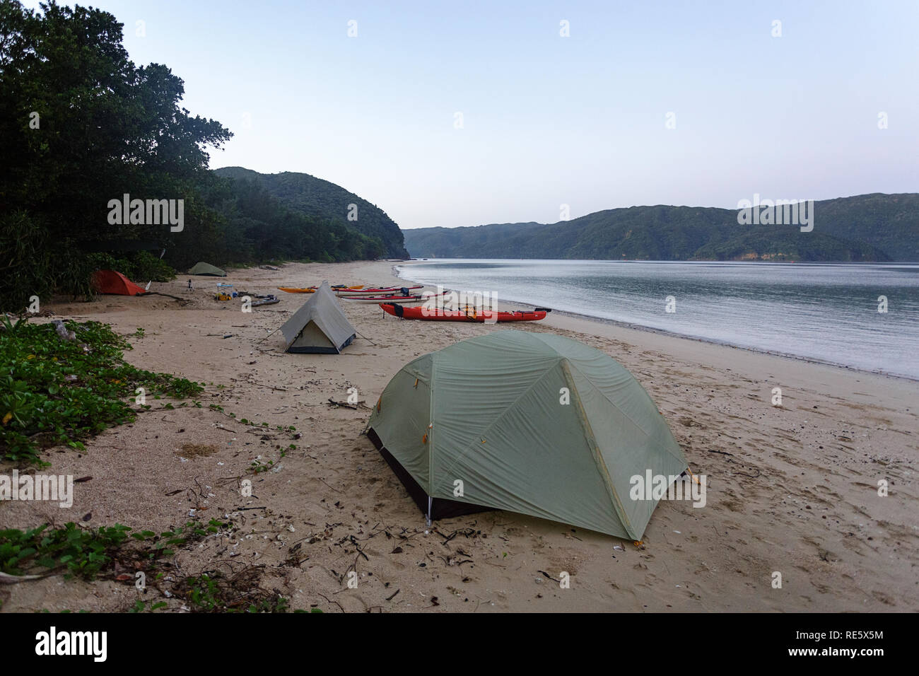 Camping auf einem entfernten Strand und Meer Kajak an flachkopfkatze Island, Japan Stockfoto